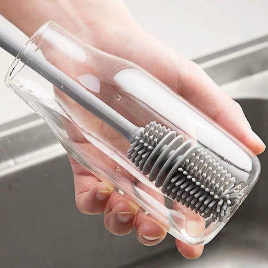 Nettoyer le fond d'une gourde avec une brosse à long manche